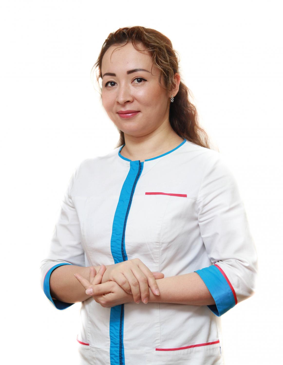 Үлкен есегі бар әдемі қыз